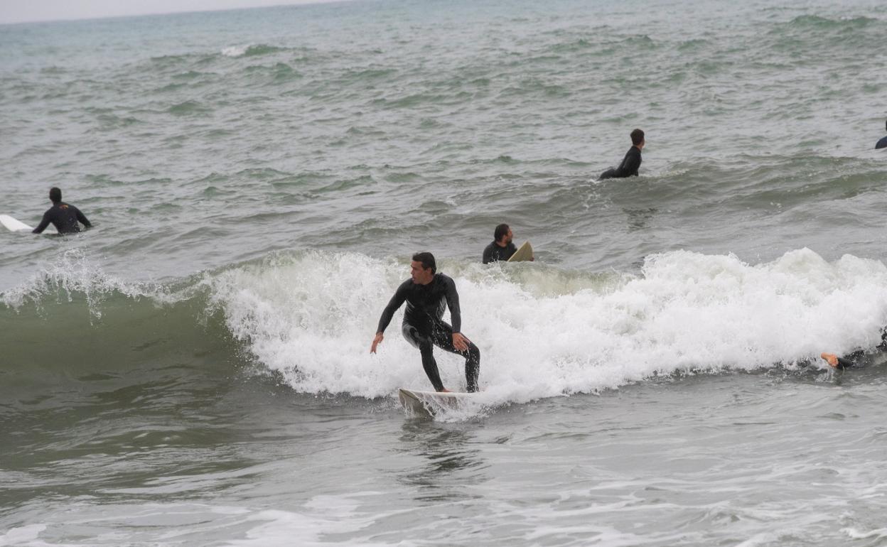 Un sábado de olas en Málaga por qué nadar si puedes surfear Diario Sur